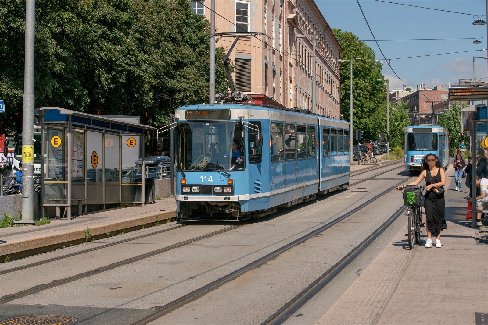 Det er svært god tilgang på offentlig kommunikasjon i området. Buss, trikk og t-bane ligger kun 3 minutter unna leiligheten. Galleribilde