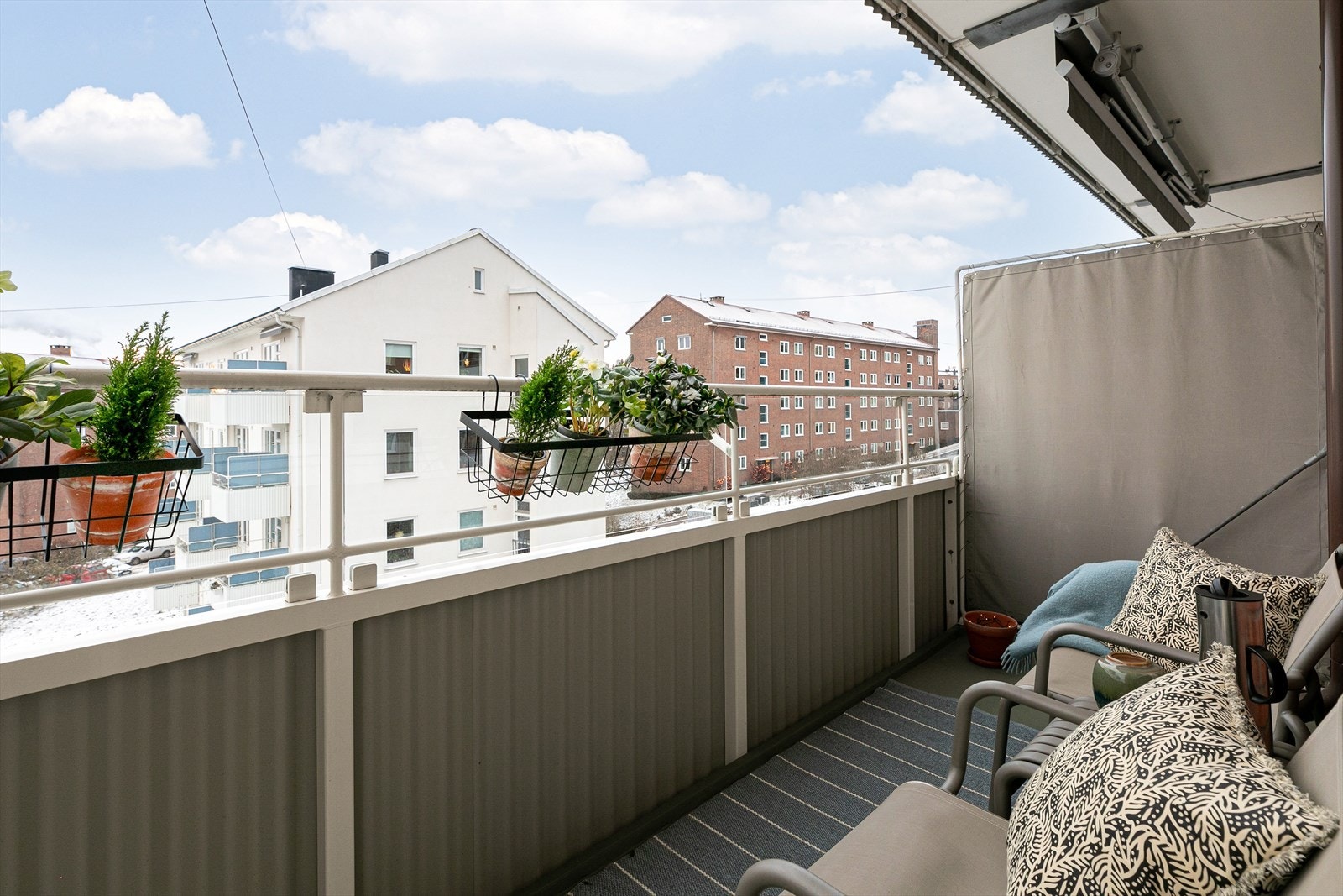 Fra stuen er det utgang til en romslig, vestvendt balkong med hyggelig utsikt over byen. Her kan solen nytes hele formiddagen, ettermiddagen og kvelden! Galleribilde