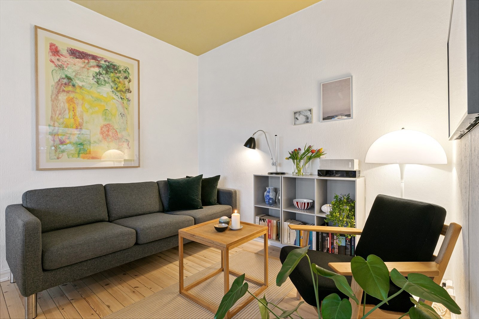 Det slipte, originale tregulvet og lysmalte flater gjør det enkelt å møblere etter egne ønsker og behov. Galleribilde