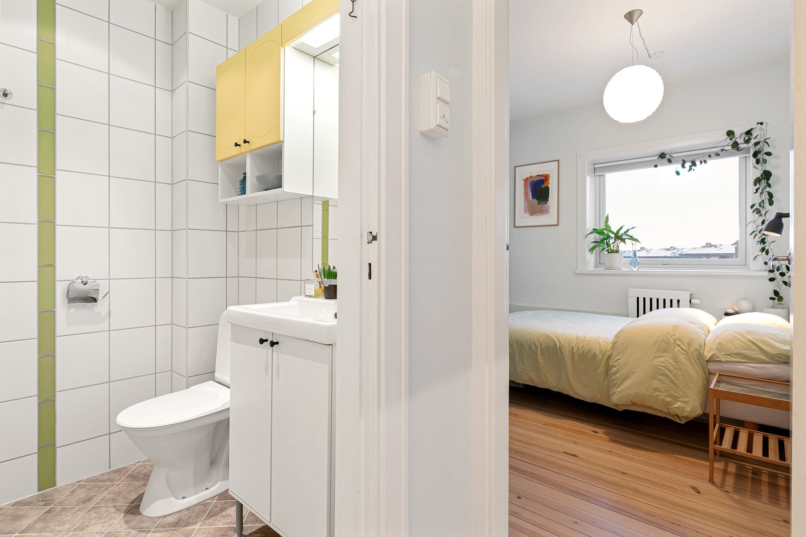 Vegg i vegg med soverommet er badet praktisk plassert. Galleribilde