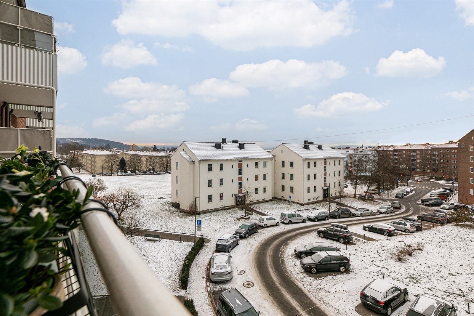 Balkong ligger høyt og fritt, med flott utsyn over byen og Ola Narr. Galleribilde