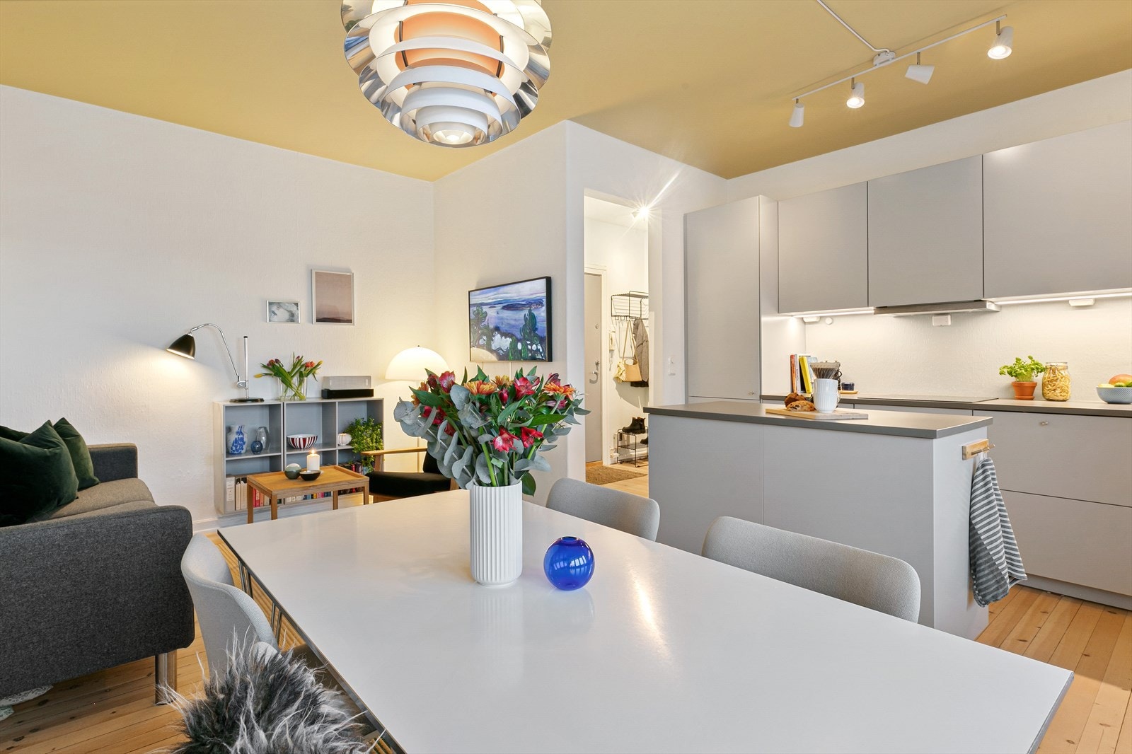 Her er det plass til spisestue, sofa, bord og TV-benk. Galleribilde