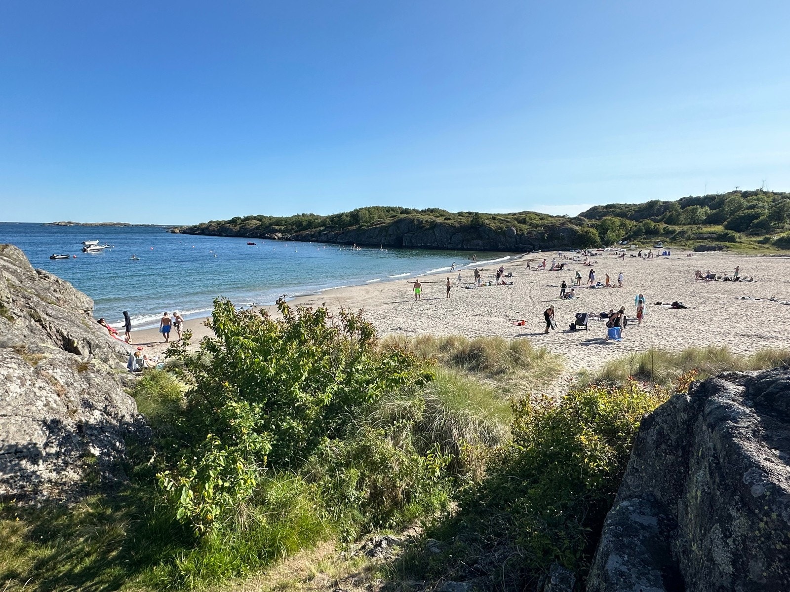 Oddane Sand ligger en spasertur unna eiendommen. Med en praktfull skjærgård, nydelig natur og de beste værforholdene Norge har å by på. Galleribilde