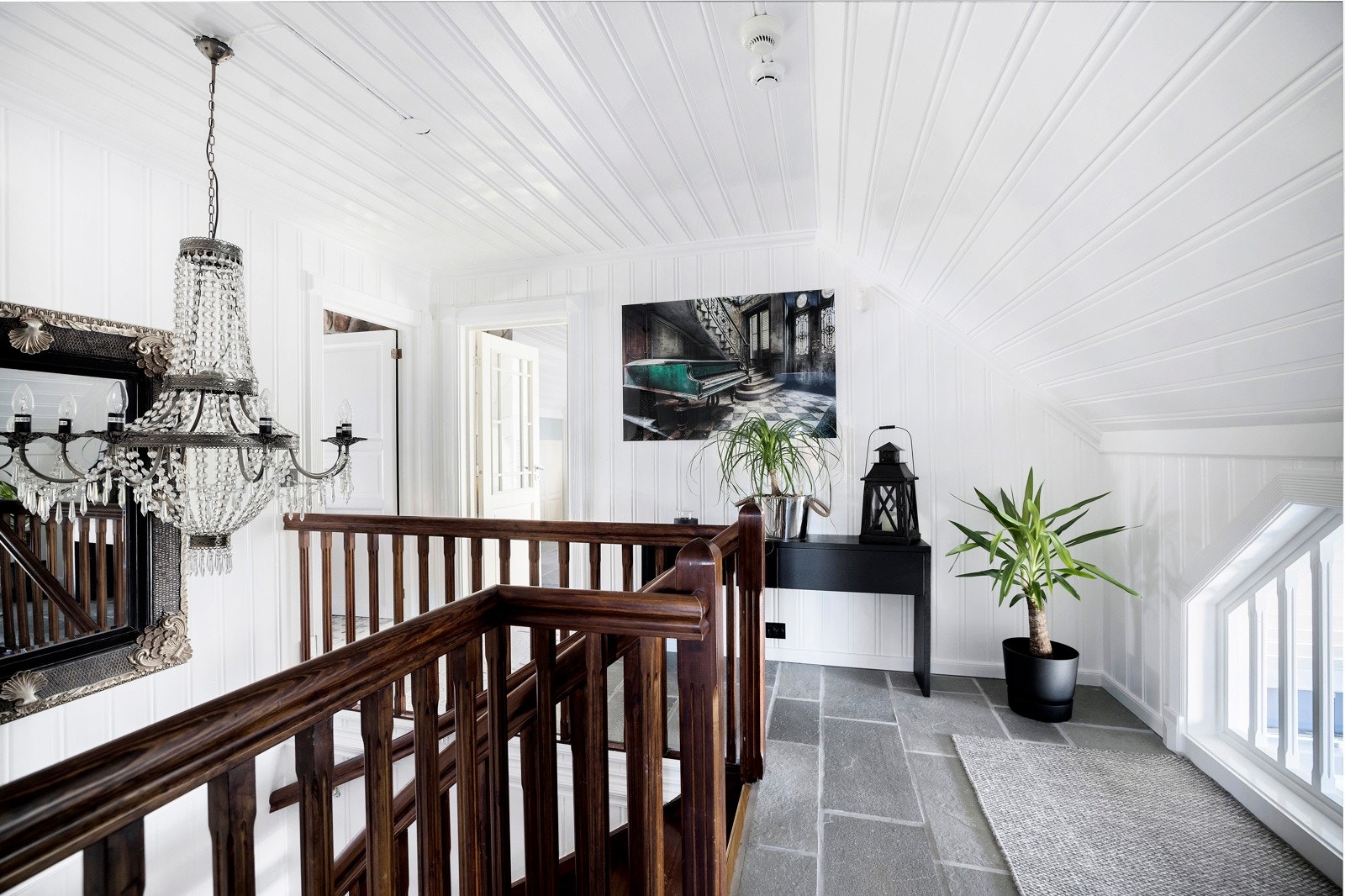 Planløsningen over tre etasjer er romslig og byr fleksible innredningsmuligheter. Velkommen opp til 2. etg. Galleribilde