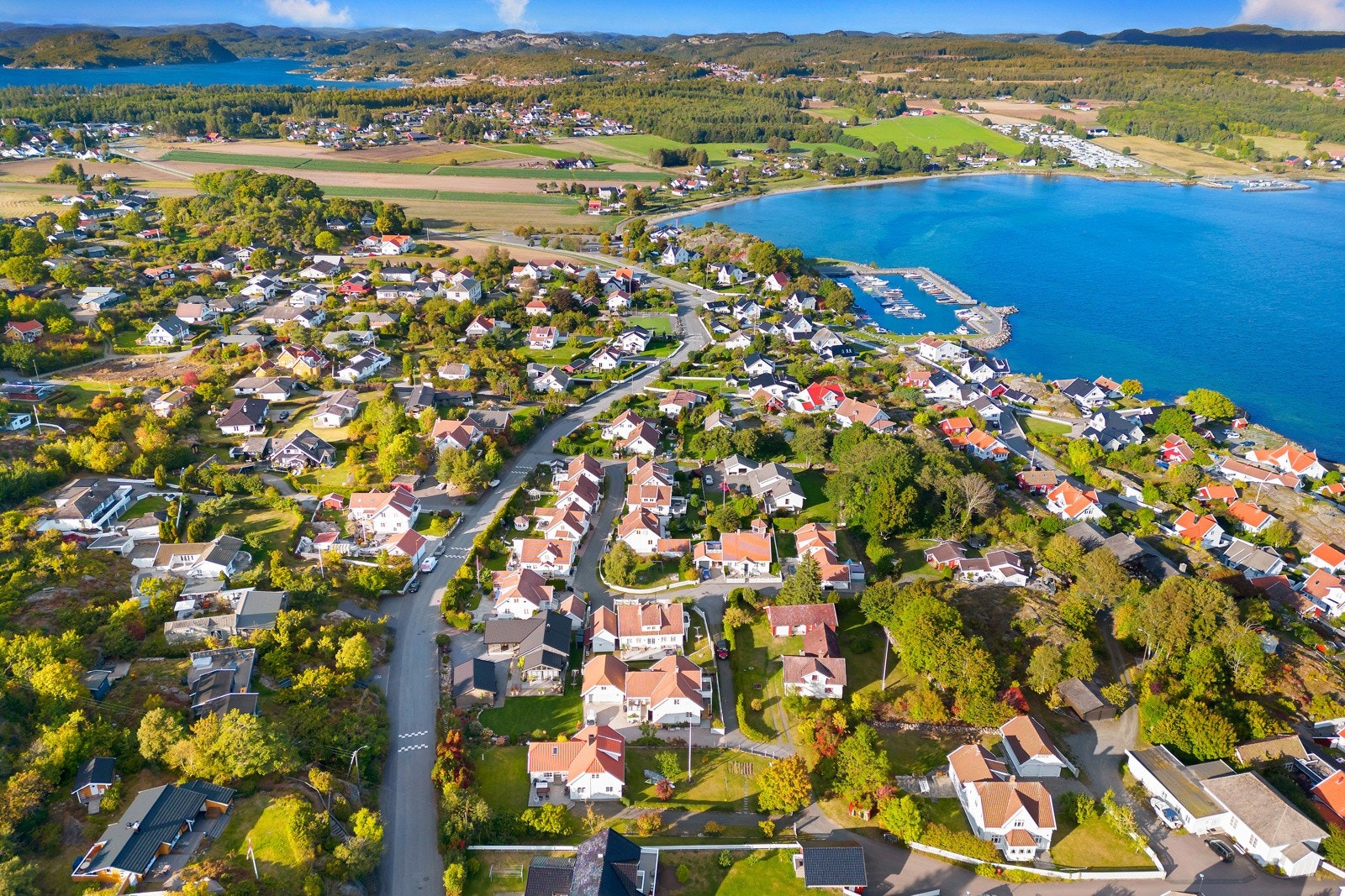 Eneboligen ligger sjønært til i idylliske Brunlanes, et fantastisk kystområde og stedet i Norge med flest soltimer. Galleribilde