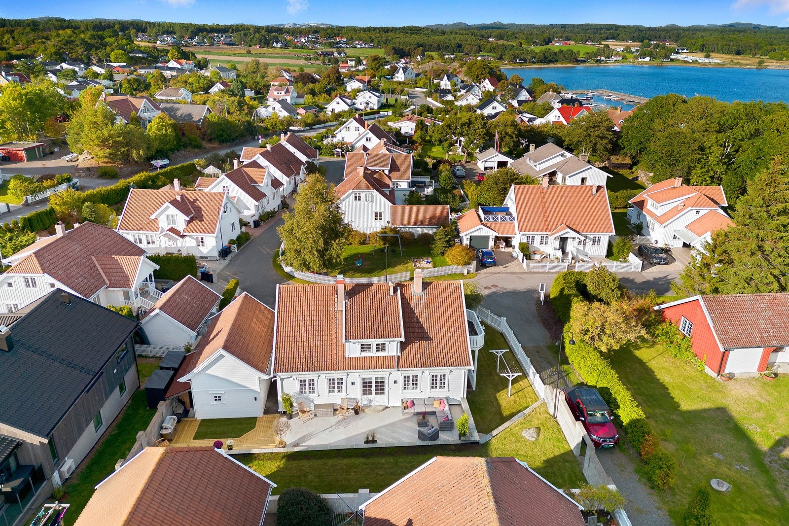 Eiendommen har en usjenert og solfylt bakhage. Galleribilde
