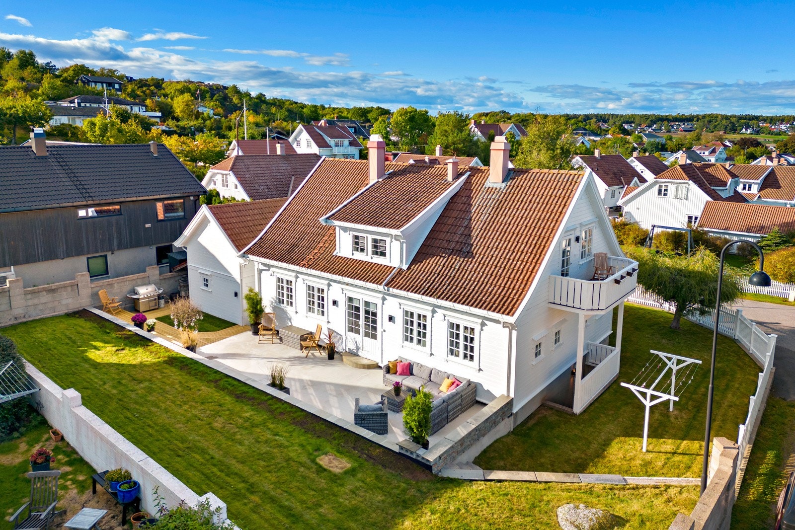 Hagen har stor boltreplass og er avgrenset med mur og et hvitt stakittgjerde. Galleribilde
