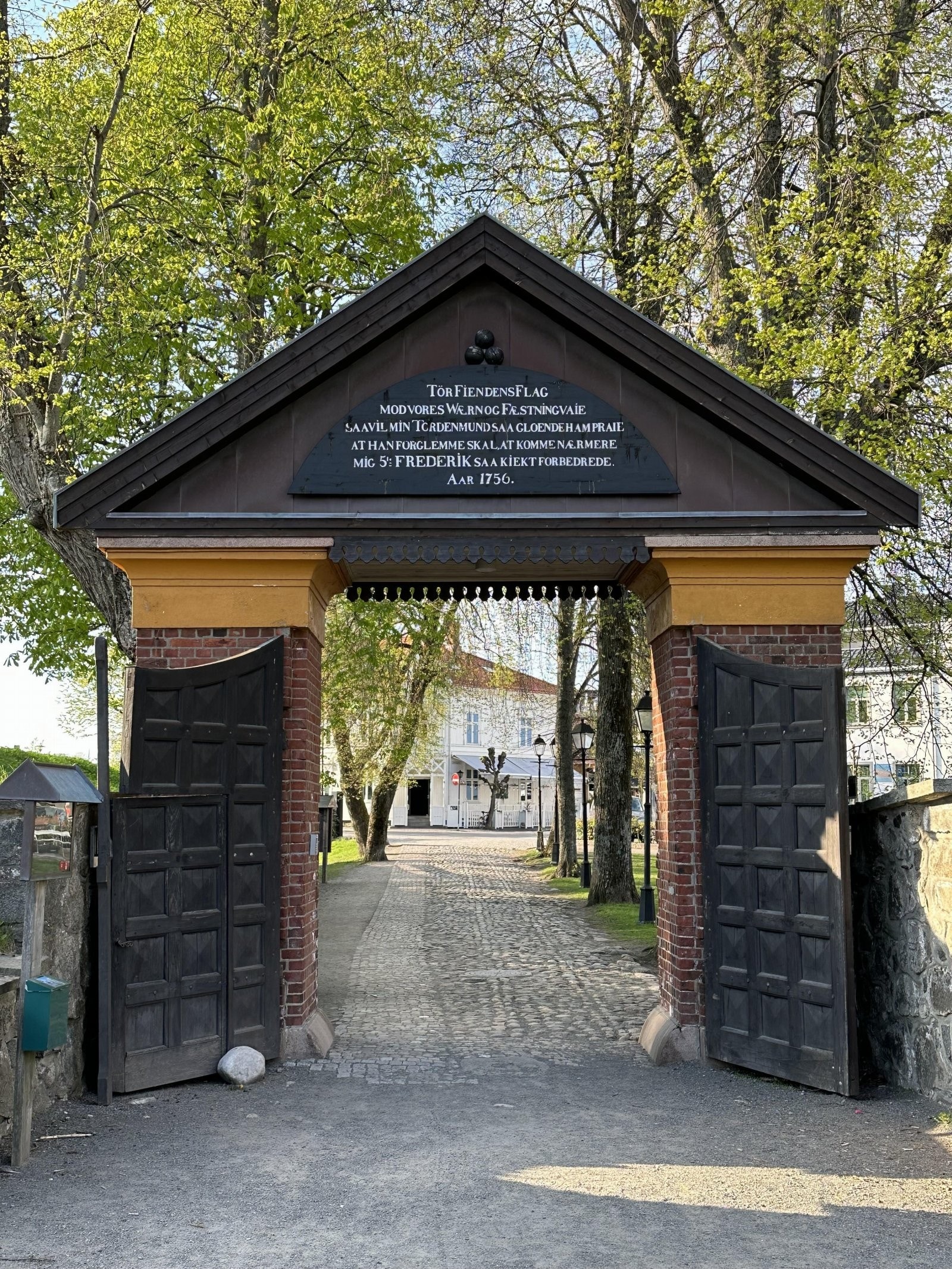 I sentrum er det koselige handlegater, søndagsåpent bakeri, flere spisesteder, kafeer, gallerier og et yrende liv om sommeren. Fra Stavern fører kyststien til Helgeroa. Galleribilde