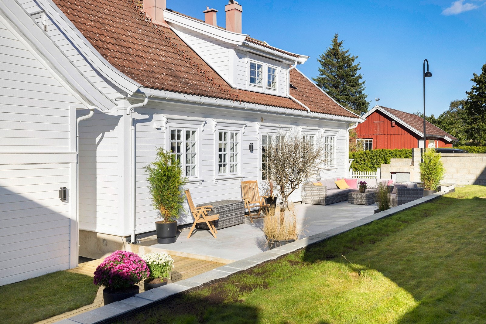 Terrassen er fint plassert på baksiden av huset, med god oversikt til store deler av hagen. Galleribilde