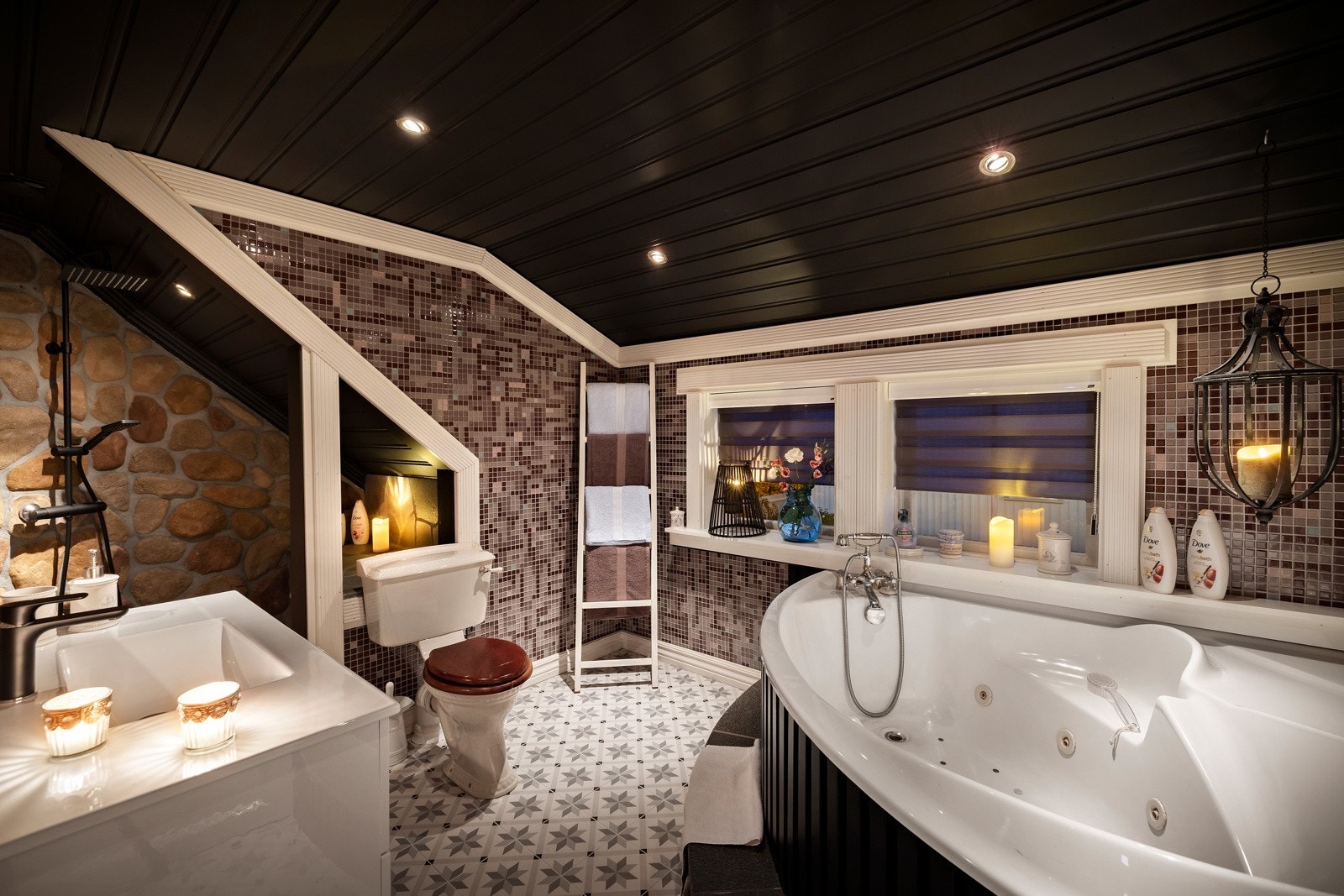 Foruten toalettrom, har eneboligen bad og vaskerom. Badet ligger i andre etasje og har blitt oppgradert. Galleribilde