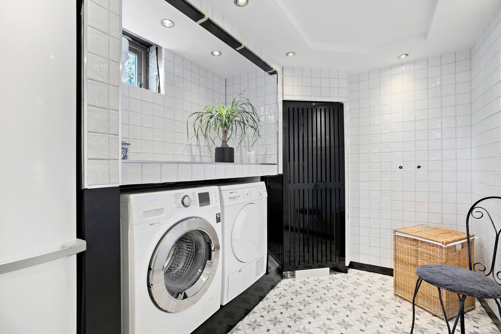 Vaskerommet/badet ligger i kjelleren. Det er flislagt, har plassbygget innredning og nye downlights. Galleribilde
