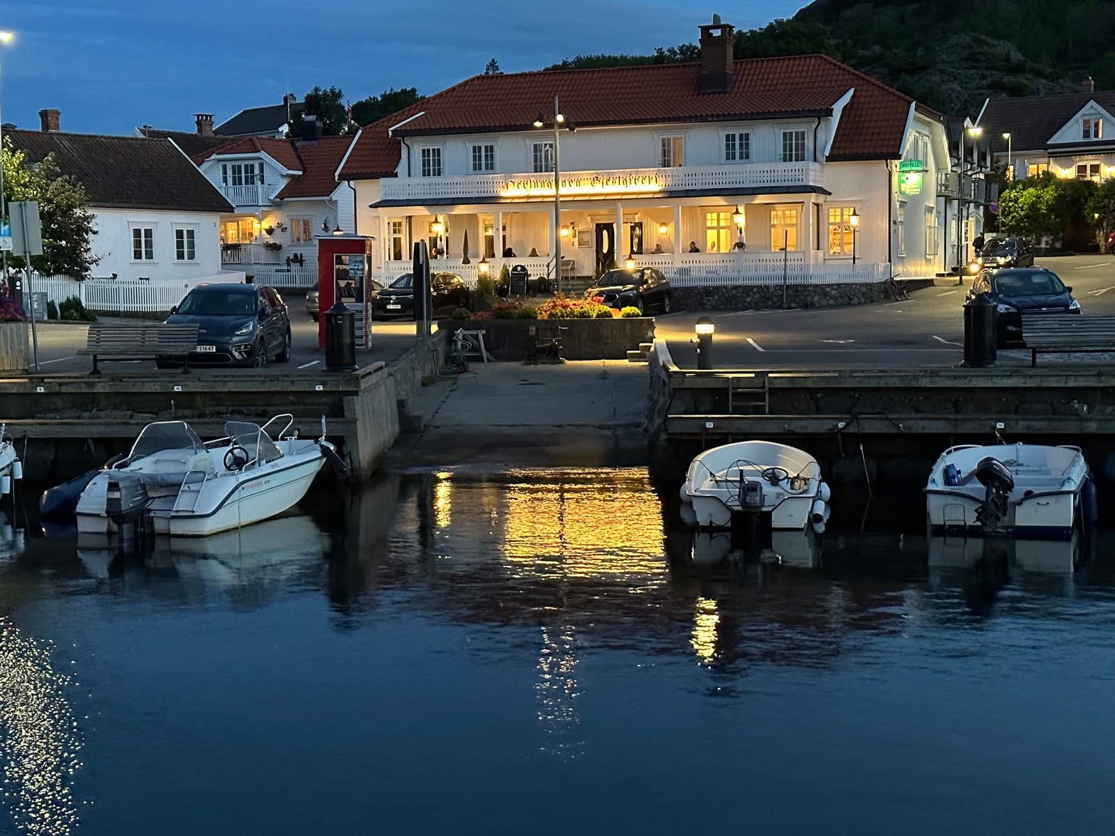 Nevlunghavn Gjestgiveri ligger rett i nærheten. Her er det restaurant og mulighet for overnattinger. Nevlunghavn Gjestgiveri har ei lang og interessant historie Galleribilde