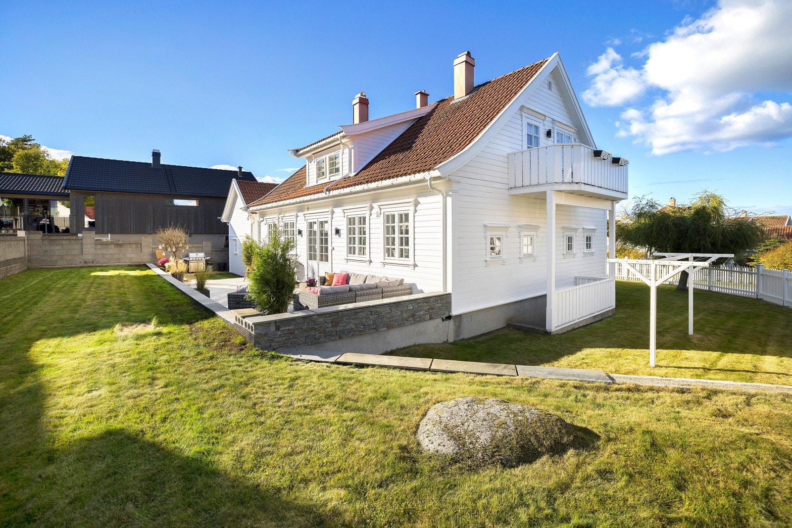 Hagen går langs tre sider av boligen og er en god og trygg lekeplass for de små. Galleribilde