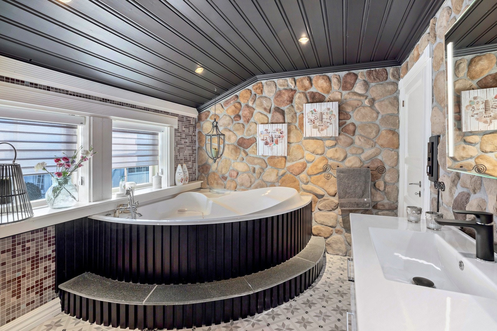 Badet har både et dusjnisje med regnfallsdusj og et innebygget hjørnebadekar. Galleribilde