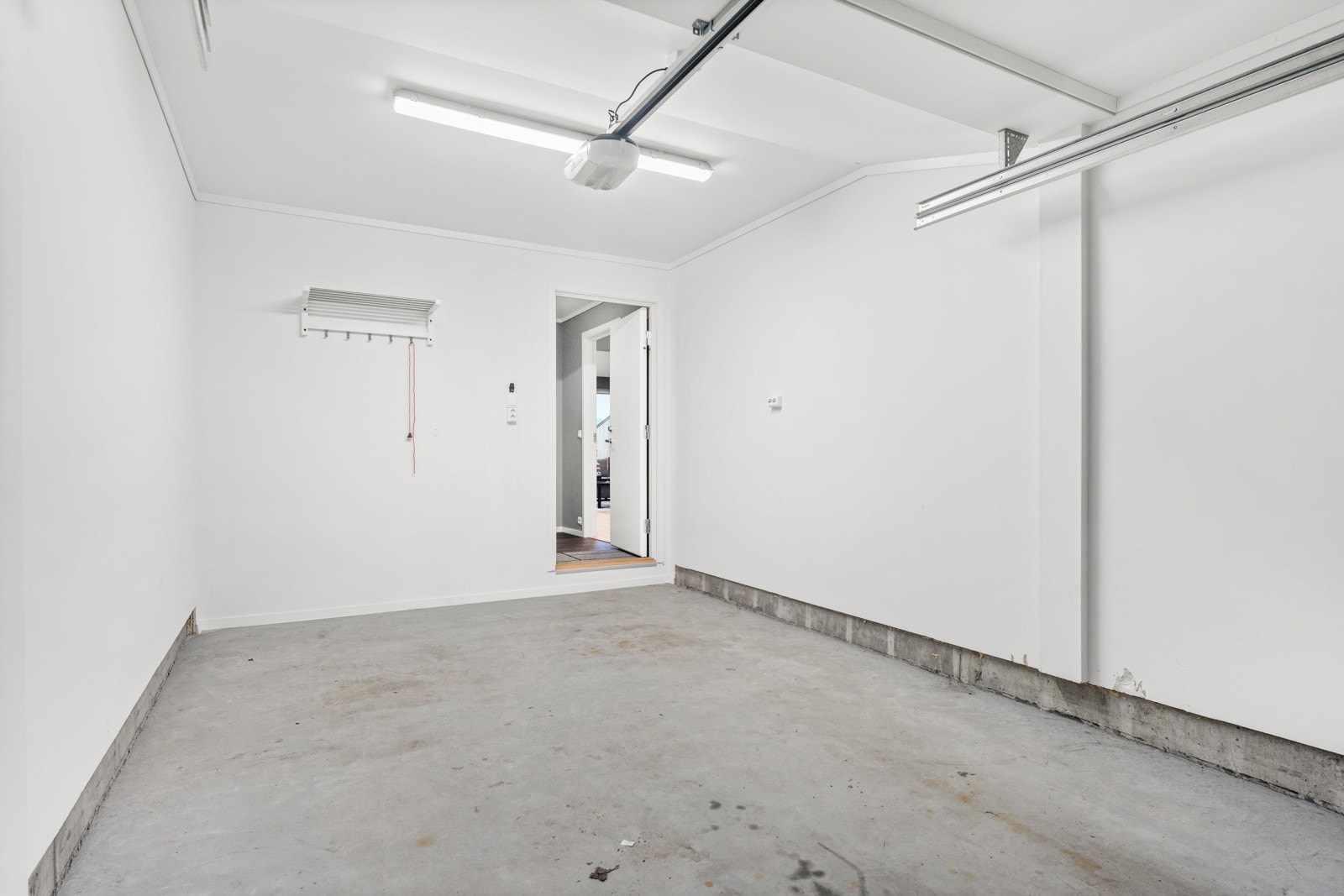 Romslig garasje Galleribilde