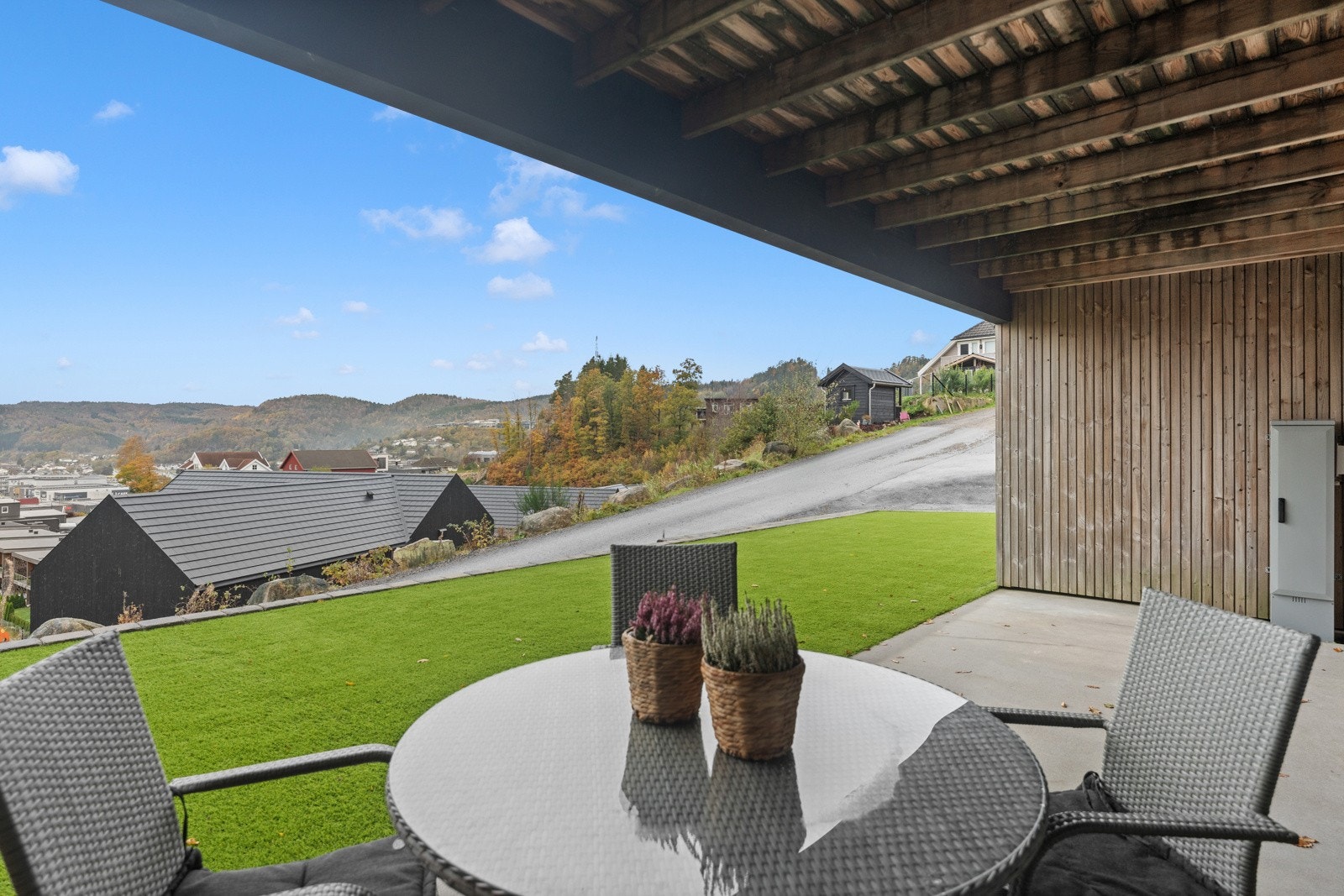 Overbygd platting med utgang fra hovedsoverommet Galleribilde