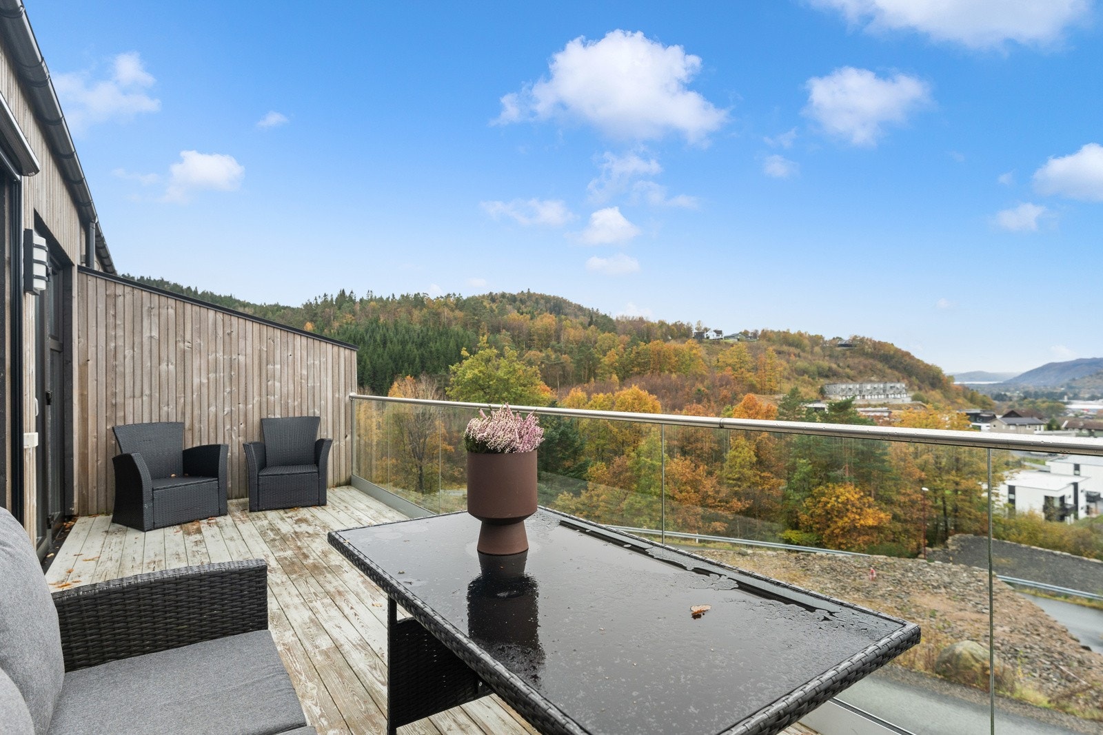 Terrasse med utgang fra stua/kjøkkenet. Galleribilde