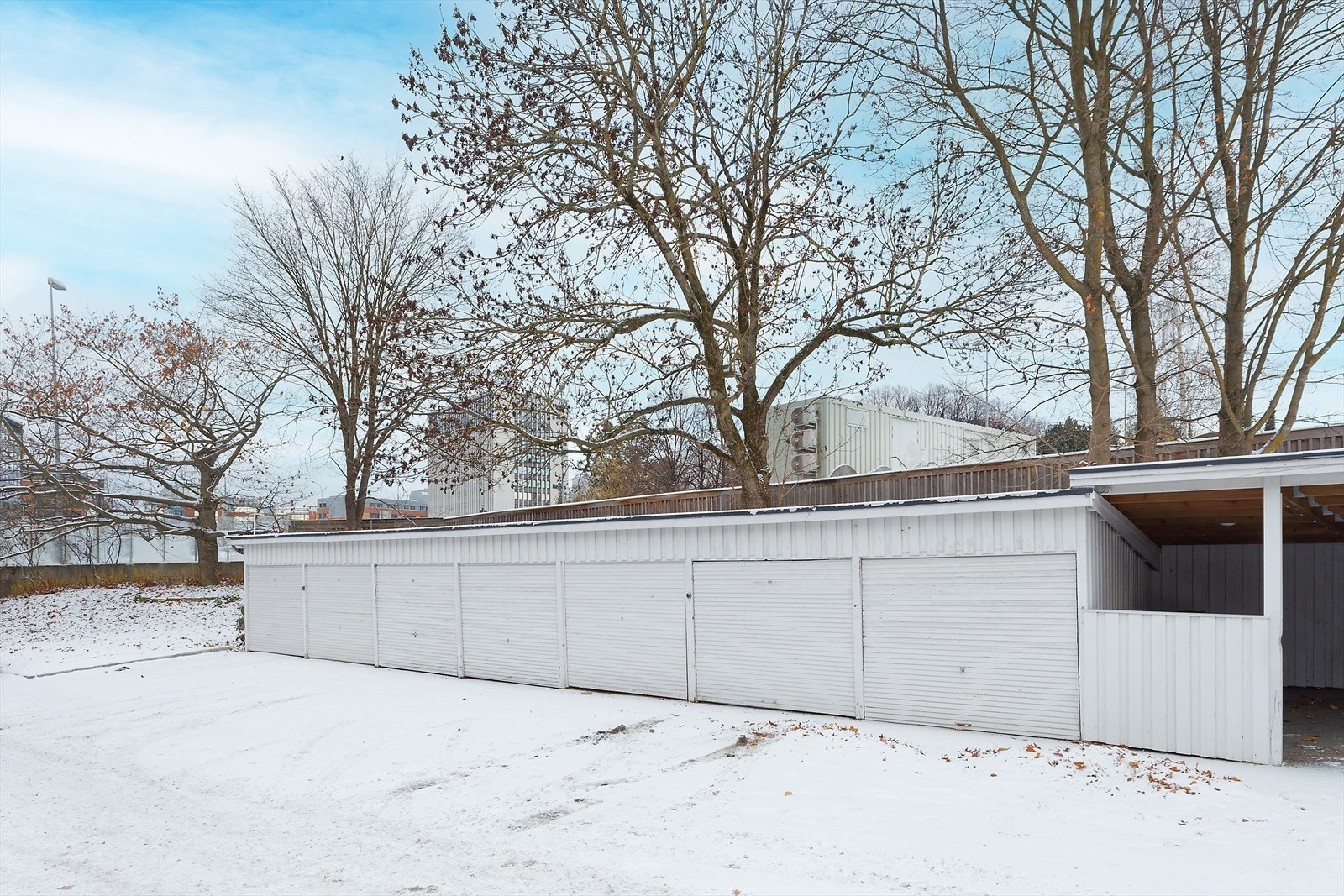 Med boligen følger garasjeplass Galleribilde