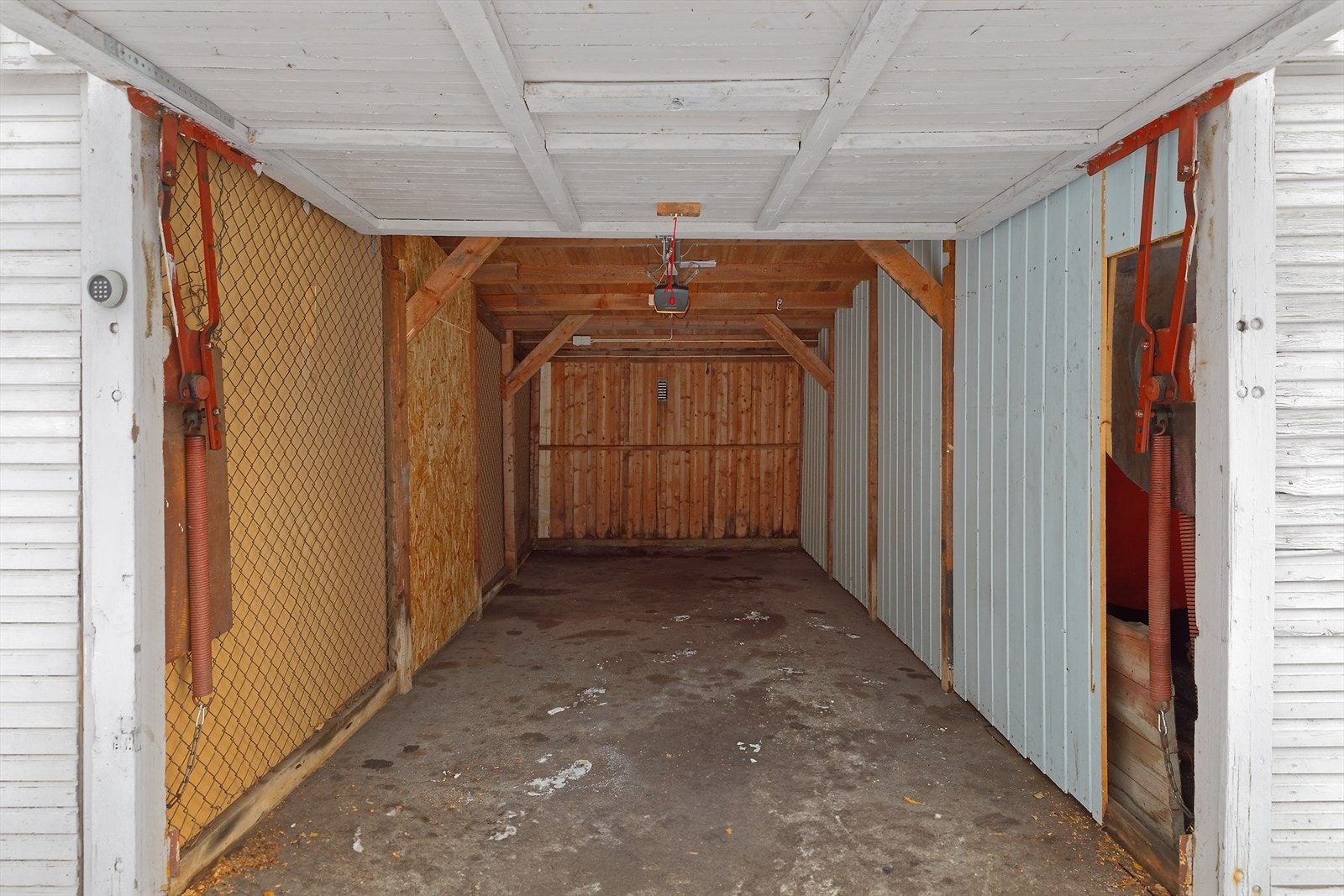 Garasjen er på 13 kvm. så her er det plass til bil samt lagring av alt fra bildekk til ski og sykler Galleribilde