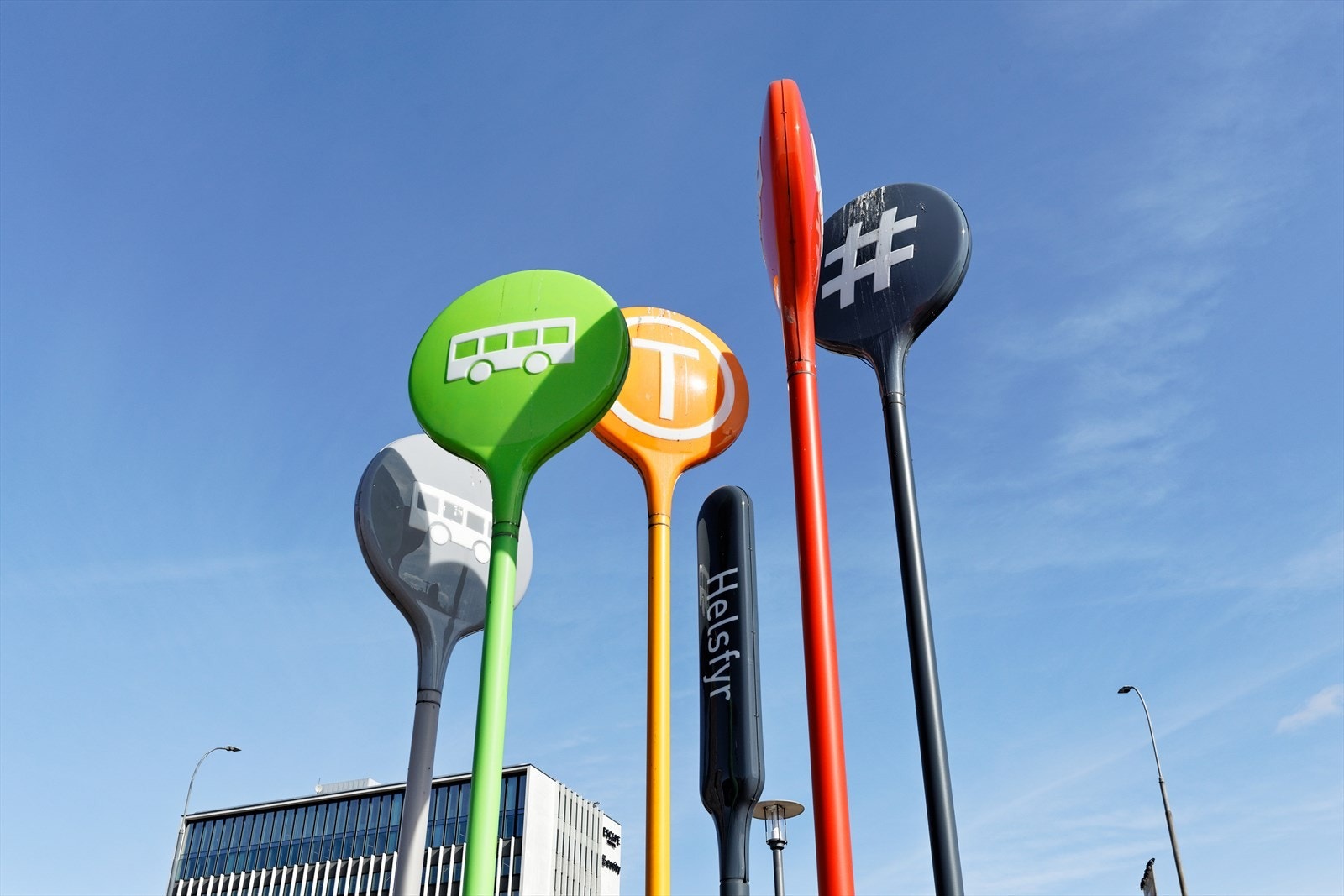 Helsfyr stasjon i umiddelbar nærhet med buss, t-bane og flybuss Galleribilde