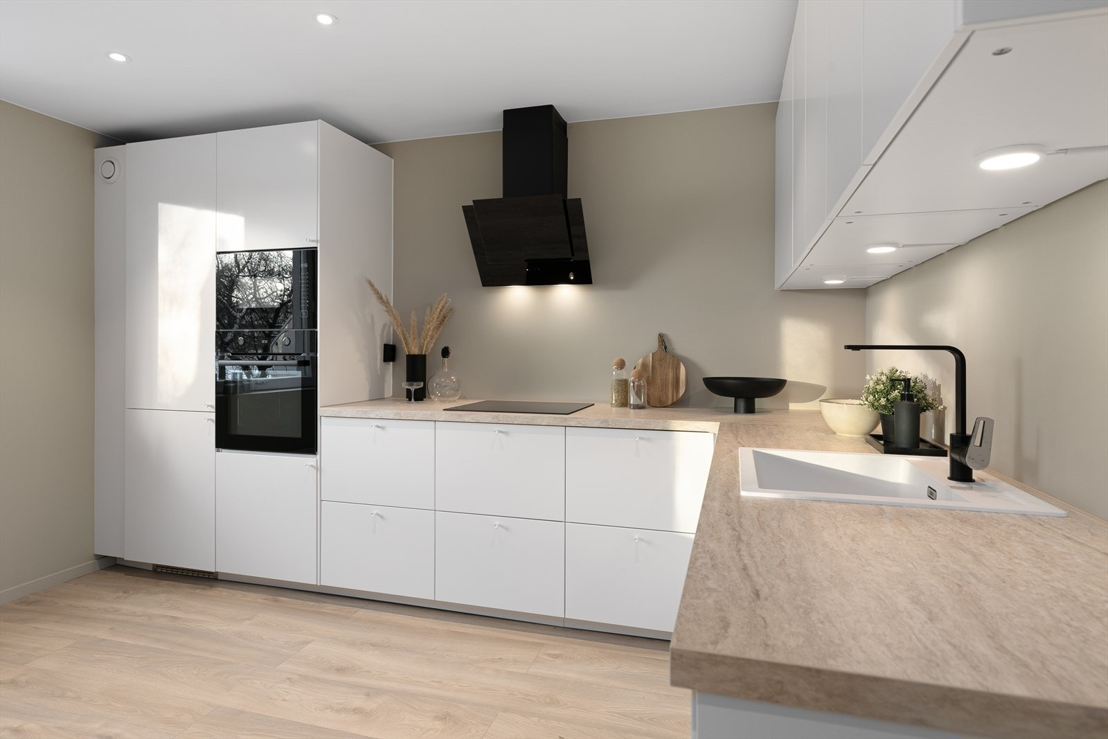 Her er det godt med skap- og benkeplass. Integrerte hvitevarer som medfølger boligen. Galleribilde