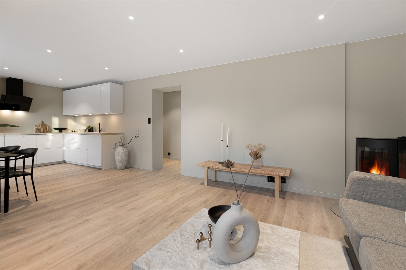 Rommets størrelse muliggjør flere alternative møbleringsformer Galleribilde