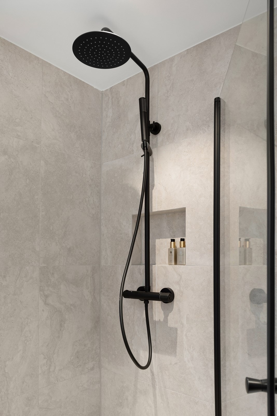 Innfelt område for oppbevaring av baderomsartikler Galleribilde