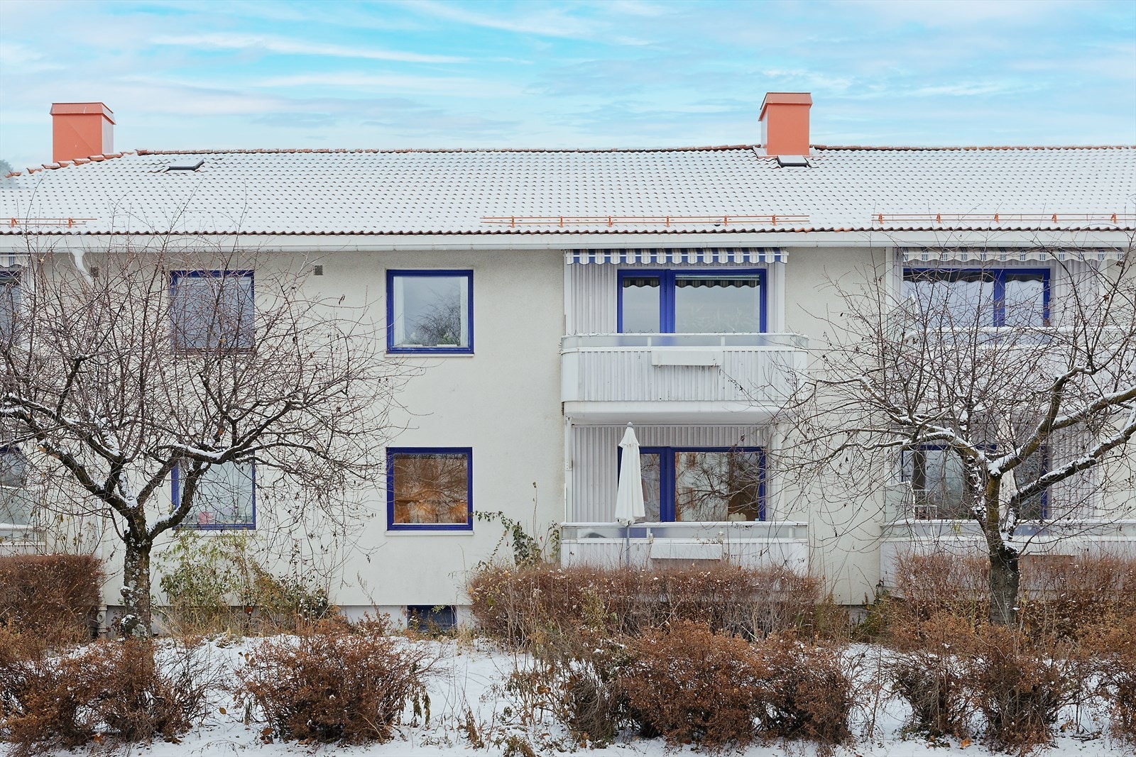 Boligen ligger i byggets første etasje. Boligen disponerer 3 boder (1 på loft og 2 i underetasjen) Galleribilde