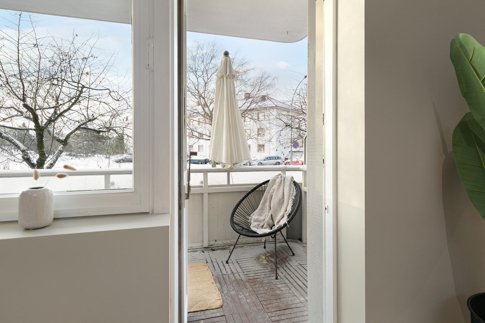Fra stuen er det utgang til boligens balkong Galleribilde