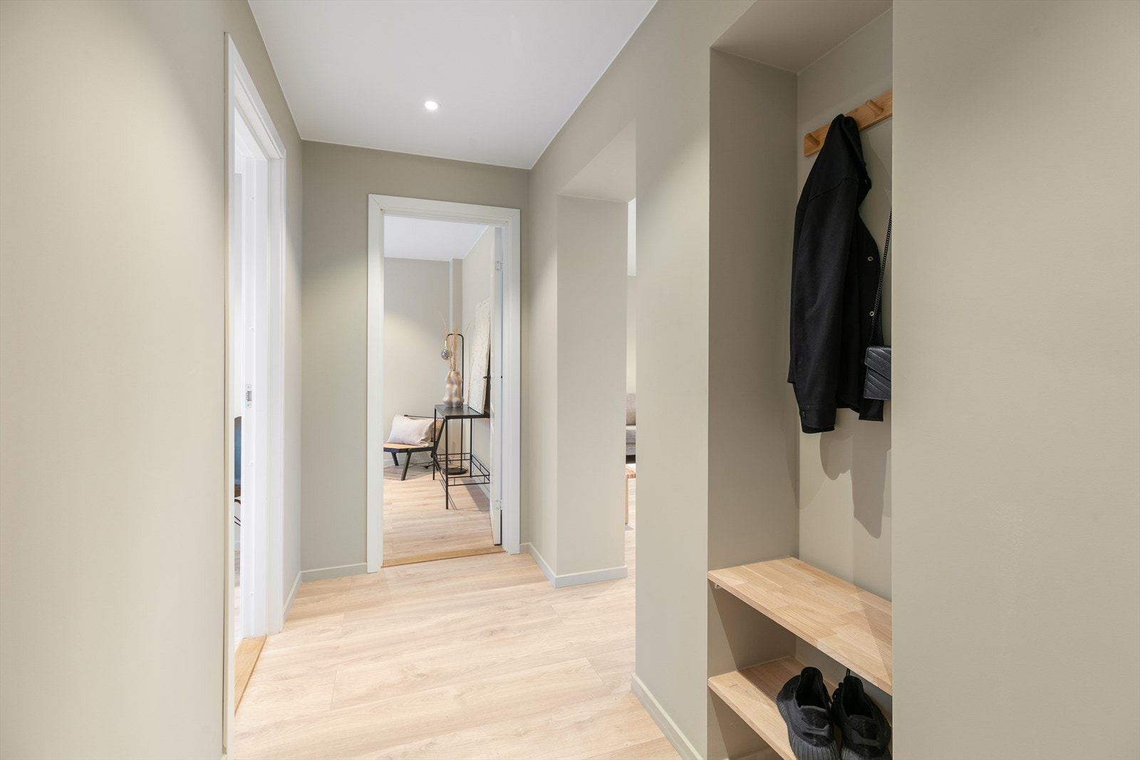 Velkommen inn! I entréen er det praktisk løsning for oppbevaring Galleribilde