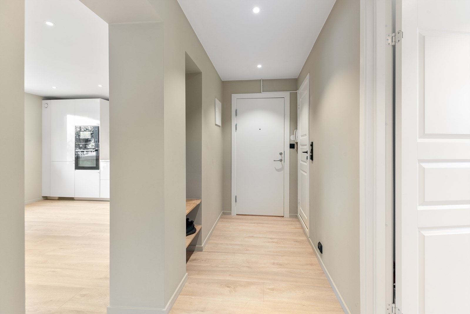 Fra entréen har du adkomst til boligens øvrige rom Galleribilde