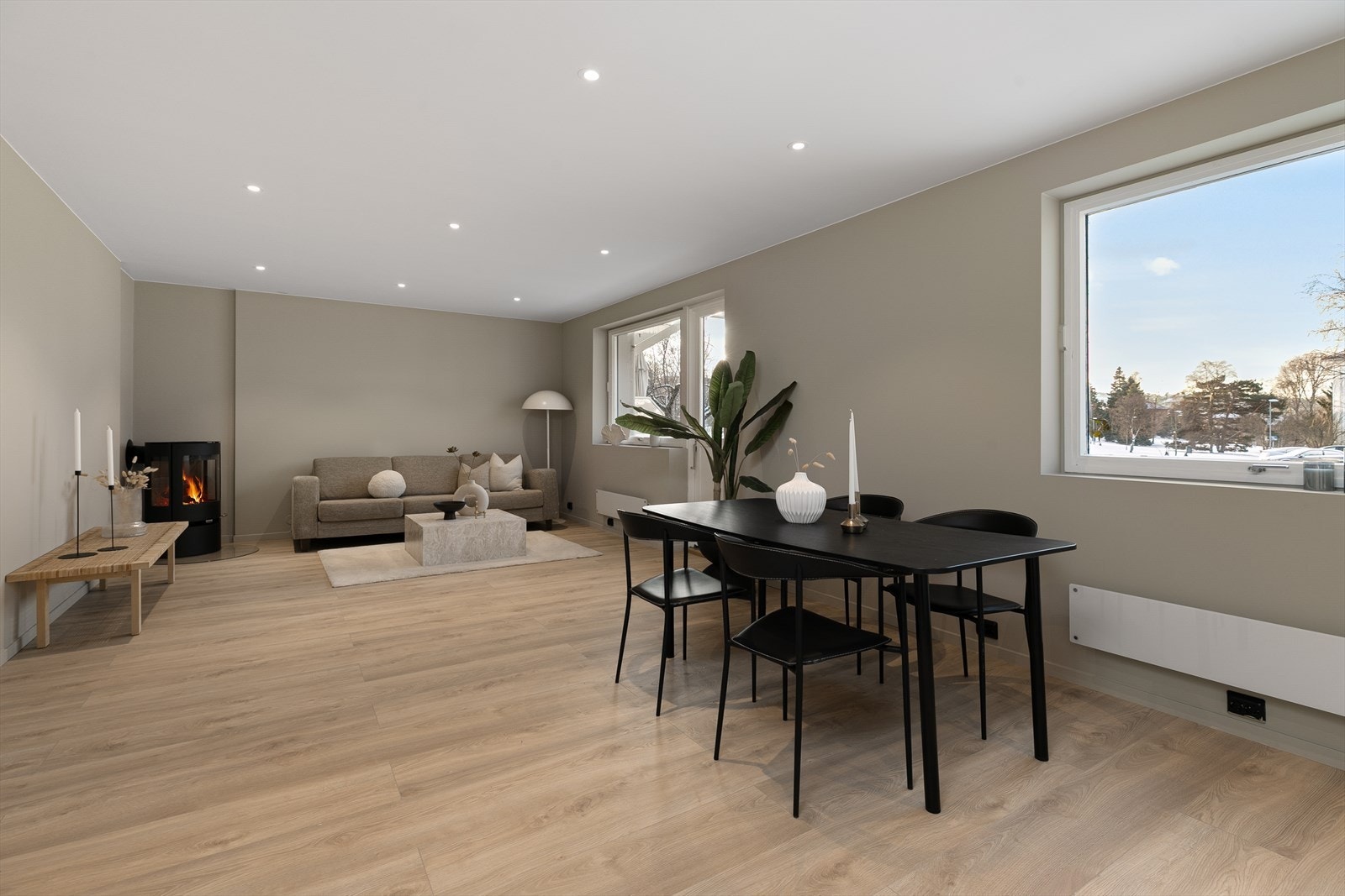 En rålekker 3-roms bolig, nyoppusset i 2023 med høy standard og sørvestvendt balkong Galleribilde