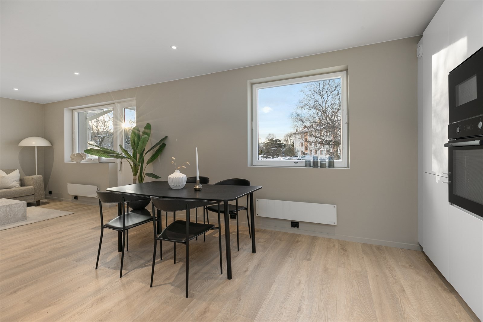 Med god plass til spisebord kan du enkelt samle venner og familie til sosiale stunder Galleribilde