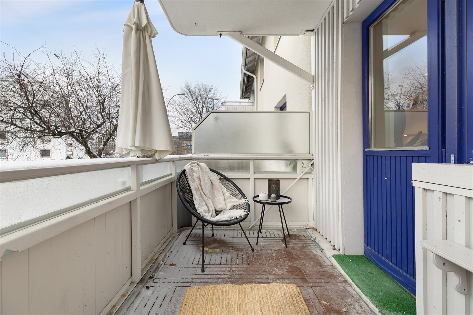 Her er det god plass til utemøbler og du kan nyte later sommerdager med sol fra ettermiddag til kveld Galleribilde