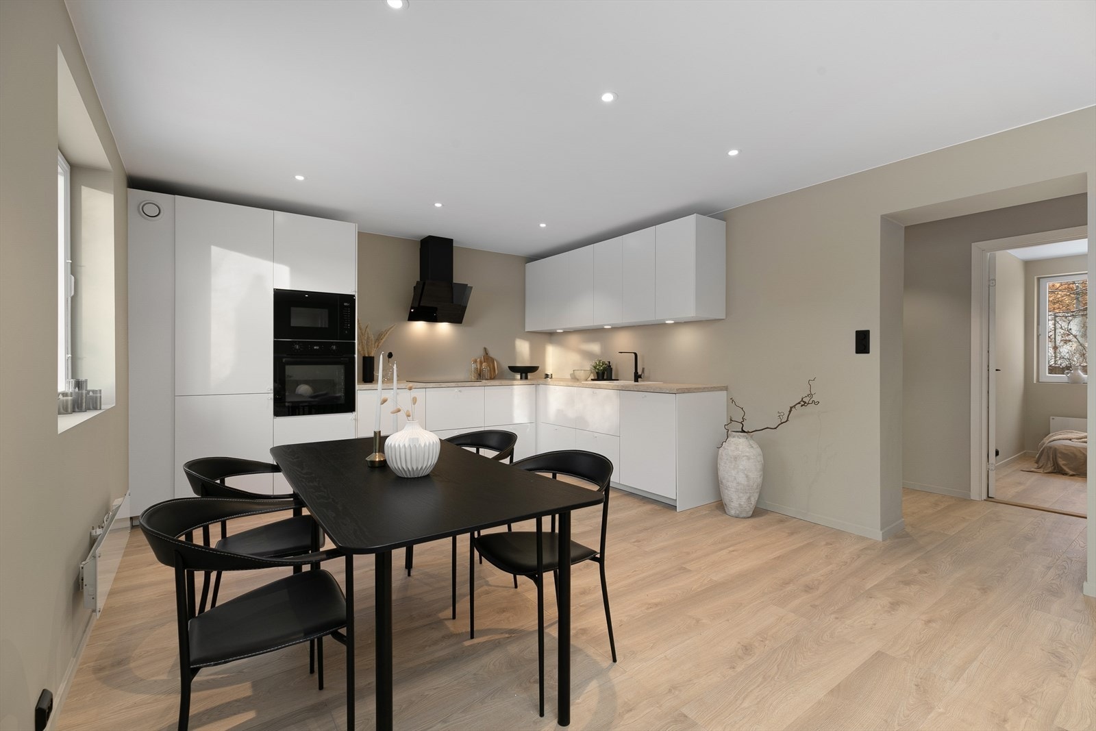 Stilrent IKEA-kjøkken fra 2023 med glatte hvite fronter Galleribilde