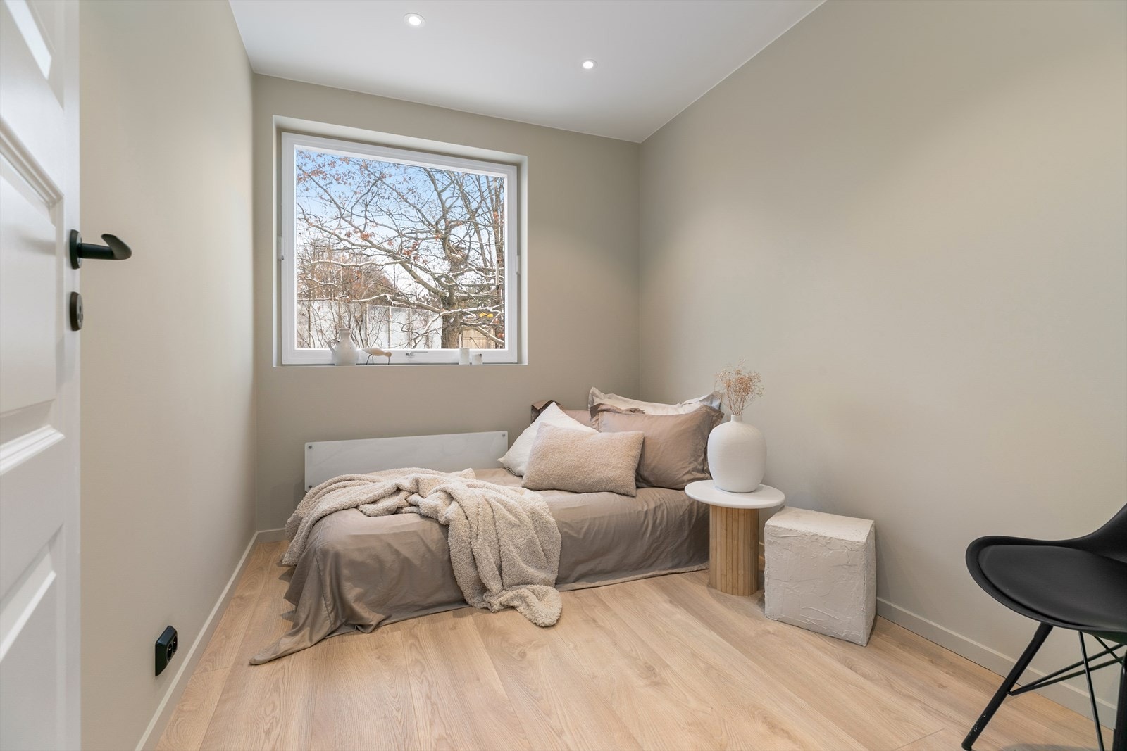 Boligen har to romslige soverom med plass til dobbeltseng og tilhørende møblement Galleribilde