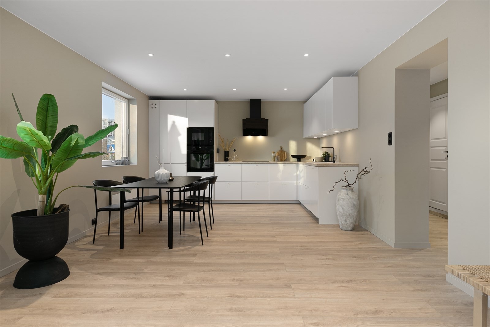 Boligen er gjennomgående med god naturlig belysning og har utstrakt bruk av downlights Galleribilde