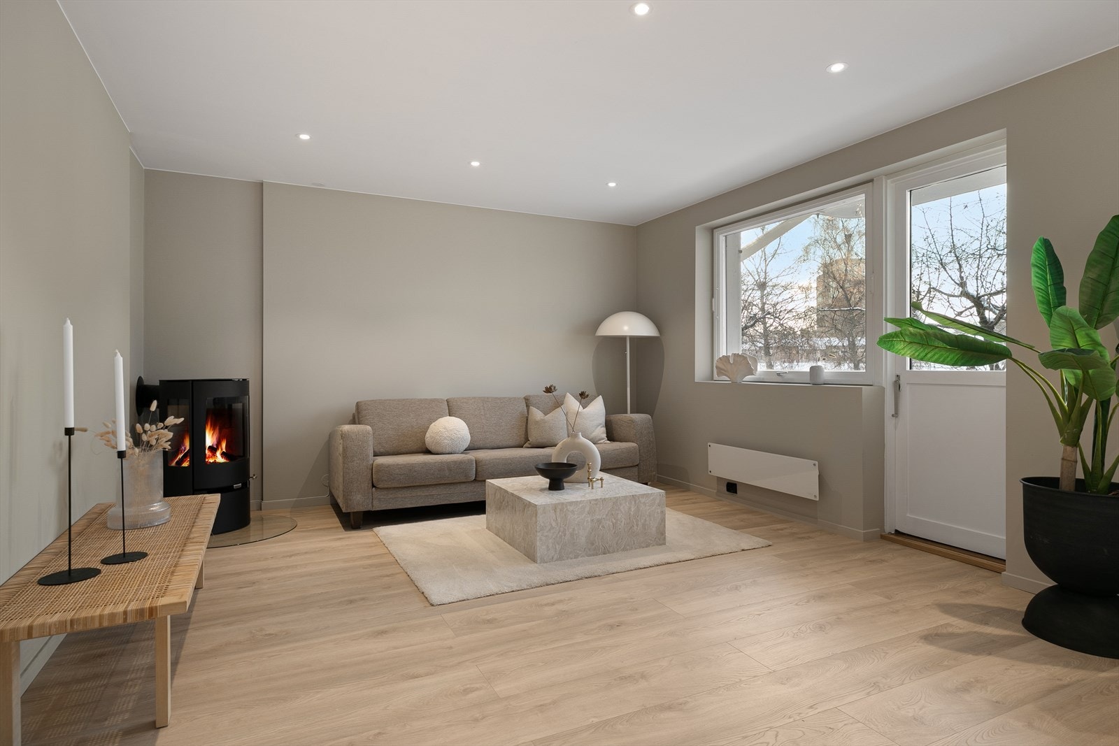 Romslig stueavdeling med plass til sittegruppe Galleribilde