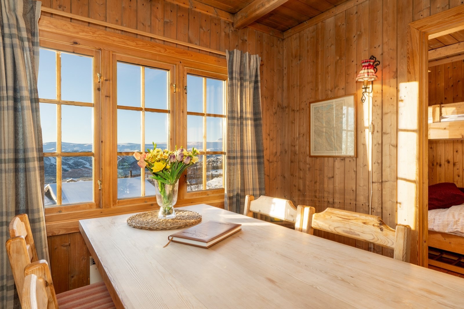 Det er god plass til spisegruppe, og måltider kan nytes med en fantastisk utsikt fra vinduene. Galleribilde
