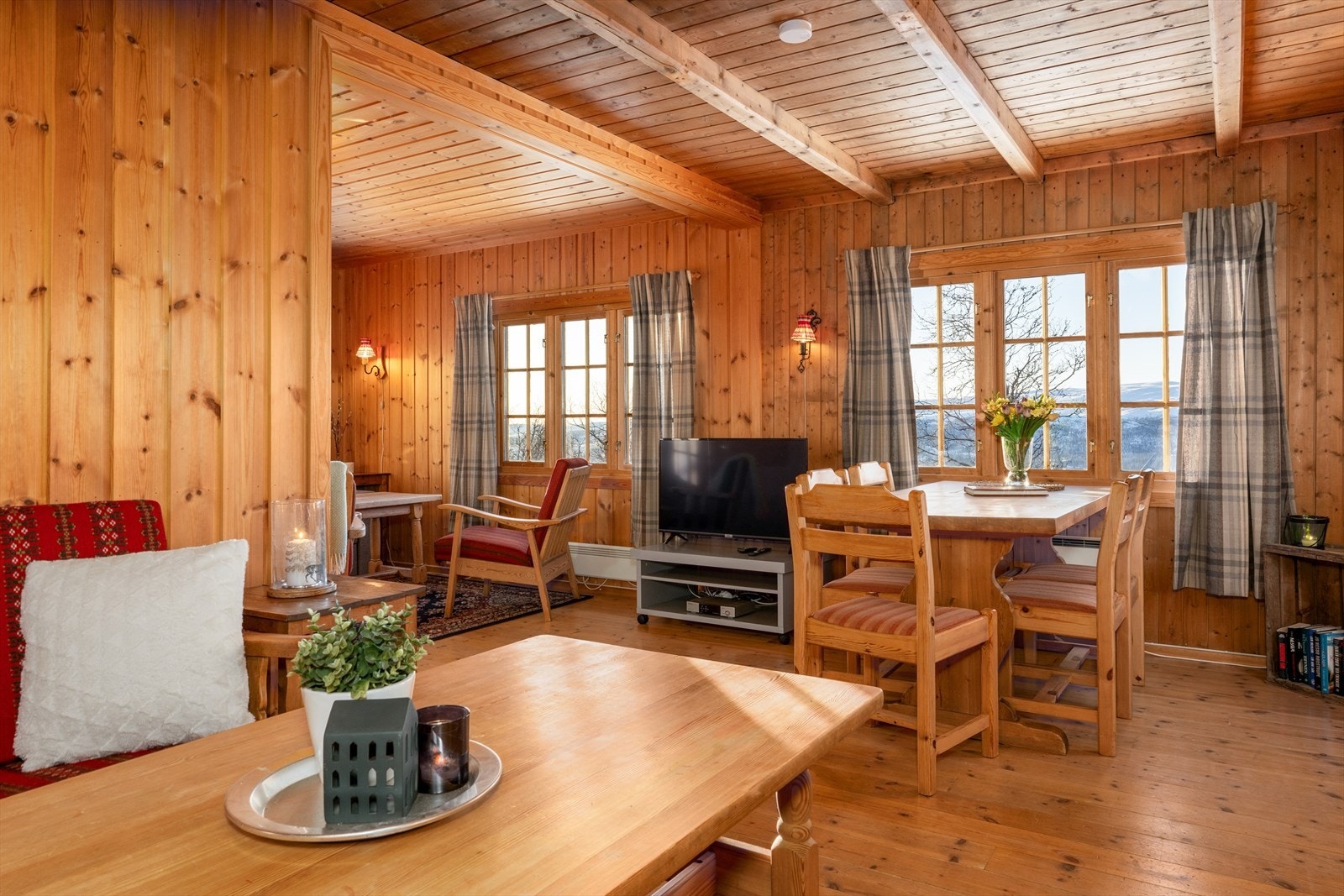 Stor og åpen stue/spisestue. Galleribilde