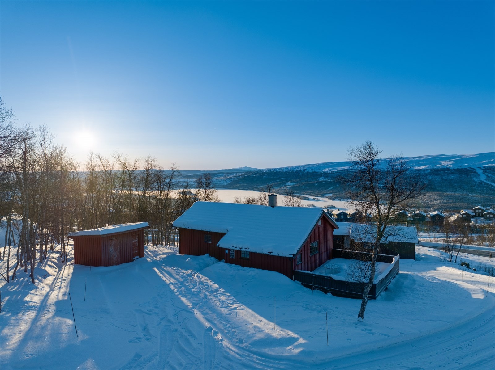 Stor gårdsplass med gode parkeringsmuligheter. Galleribilde