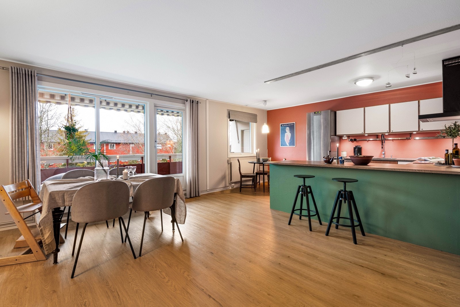 Velkommen til Rugdeberget 14. Her får man en stor stue med åpen kjøkkenløsning ca. 36 m² med utgang til balkong ca. 10 m². Galleribilde