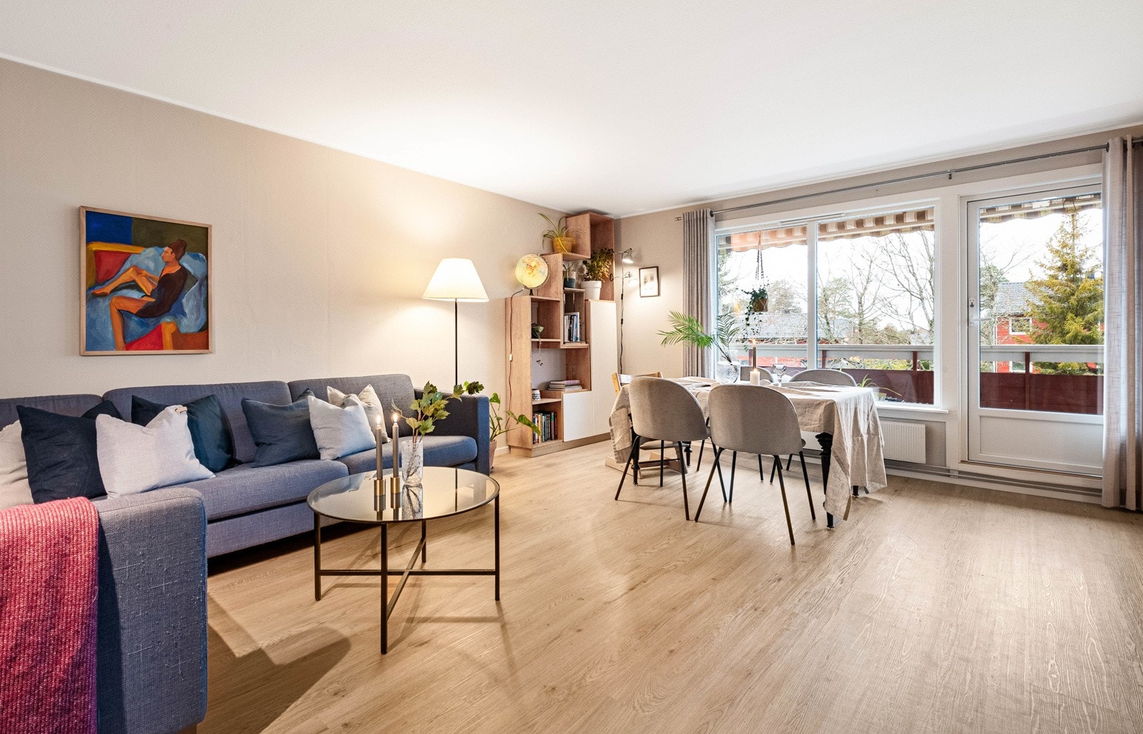 Stuen er ca. 25 m² med store vindusflater mot vest, som gir mye lys og luft. Galleribilde