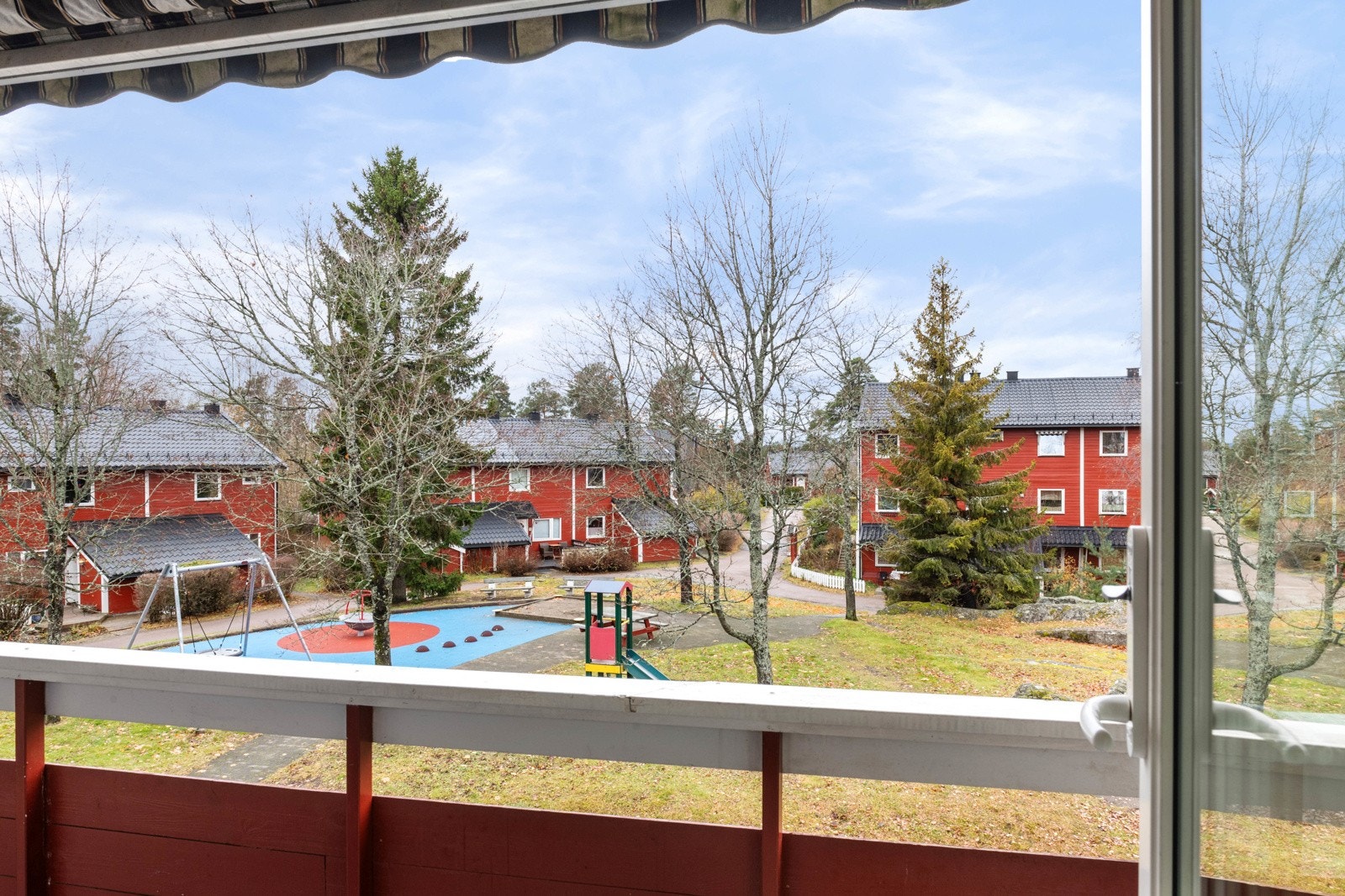 Utsikt fra balkongen over nærområdet. Her er det stille og rolig med meget gode solforhold. Galleribilde