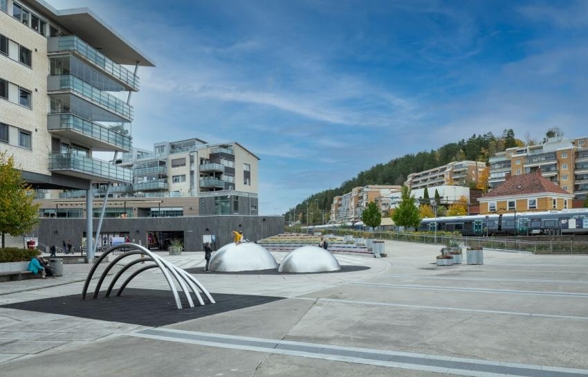 Kolbotn Torg med ca 60 butikker og en rekke servicefunksjoner.Her finner man kaféer og restauranter og ikke minst kulturhuset Kolben, som arrangerer konserter og teateroppsetninger. Her er det også kino, bibliotek, kulturskole samt selskapslokaler. Galleribilde