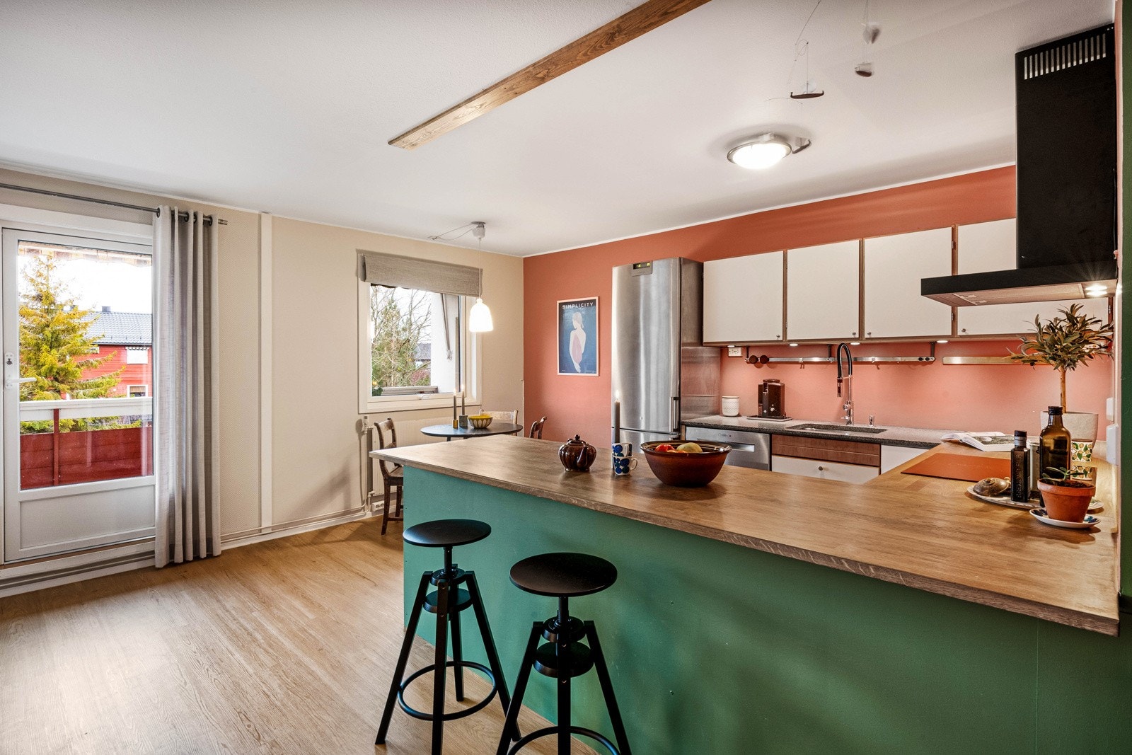 Benkeplaten er ekstra bred og gir en ekstra sosial sone med barkrakker. Galleribilde