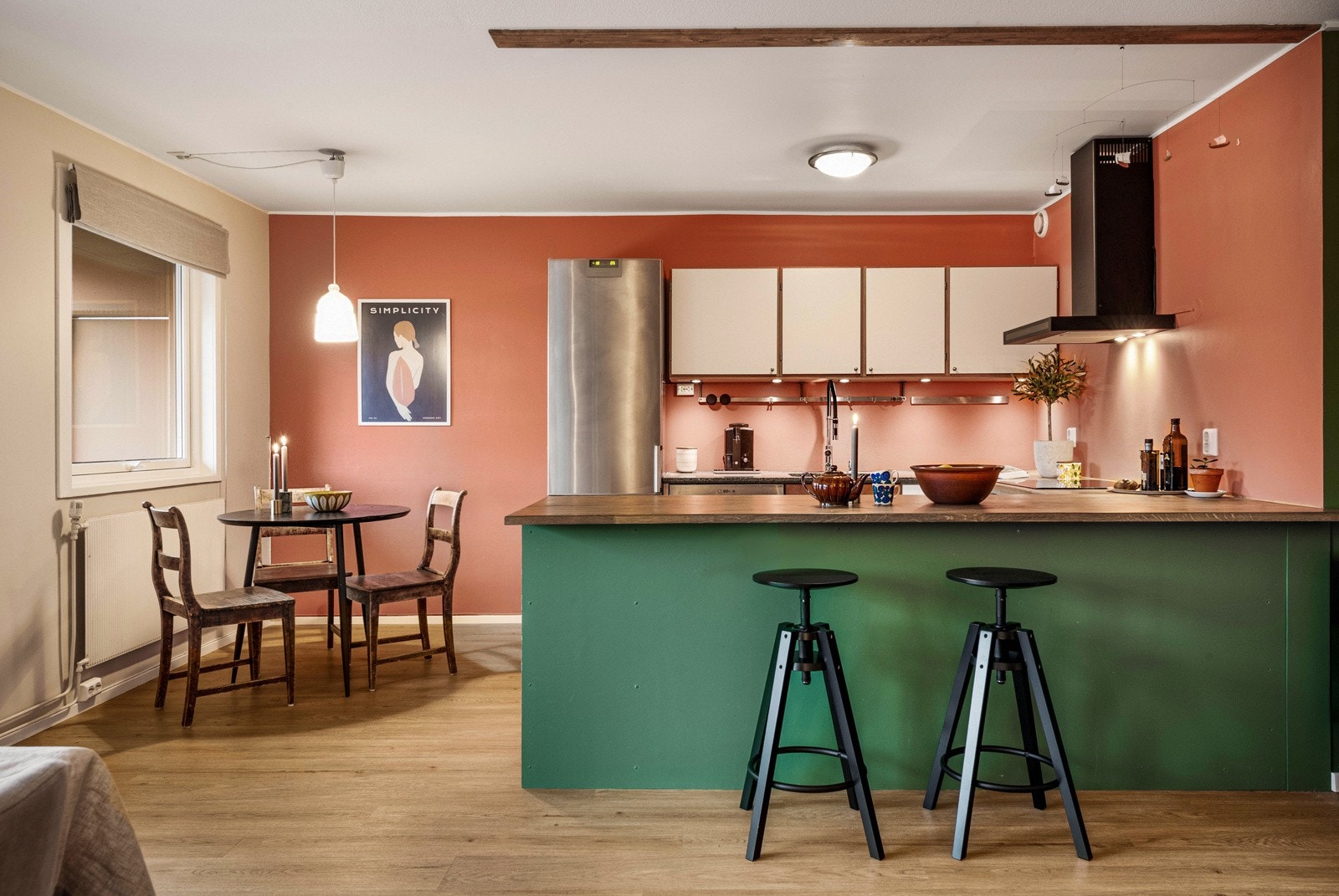 Det er lagt til rette for å dele av kjøkkenet og lage et 3. soverom til venstre ved spisebordet. Galleribilde