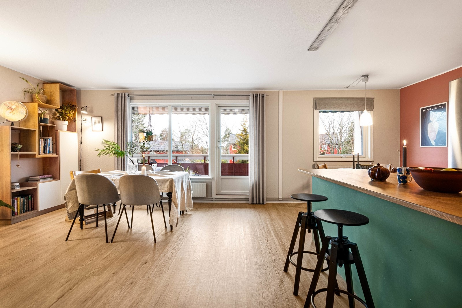 Stue med åpen kjøkkenløsning gir en sosial og inkluderende romløsning med ulike soner. Galleribilde