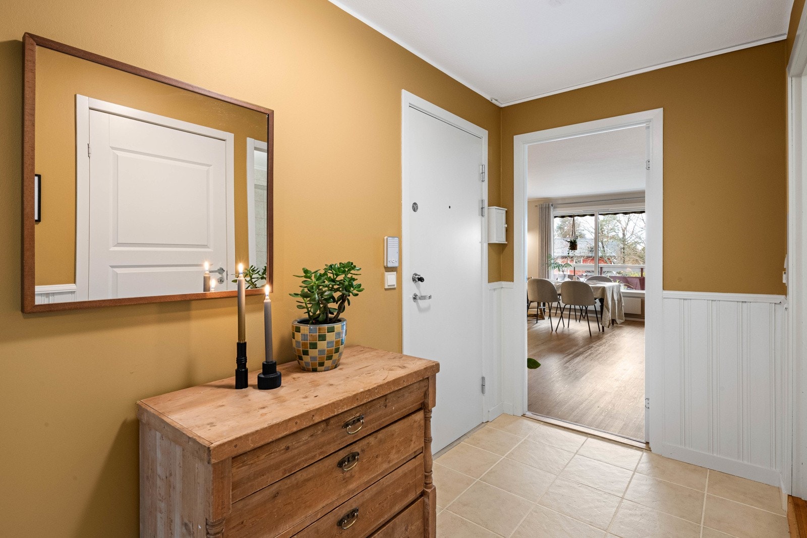 Velkommen inn. Romslig entré med god plass til oppbevaring av klær og sko. Flislagt gulv. Dørcalling. Praktisk planløsning med stue/kjøkken og soverommene på hver sin side samt bad, WC og bod i midten. Galleribilde