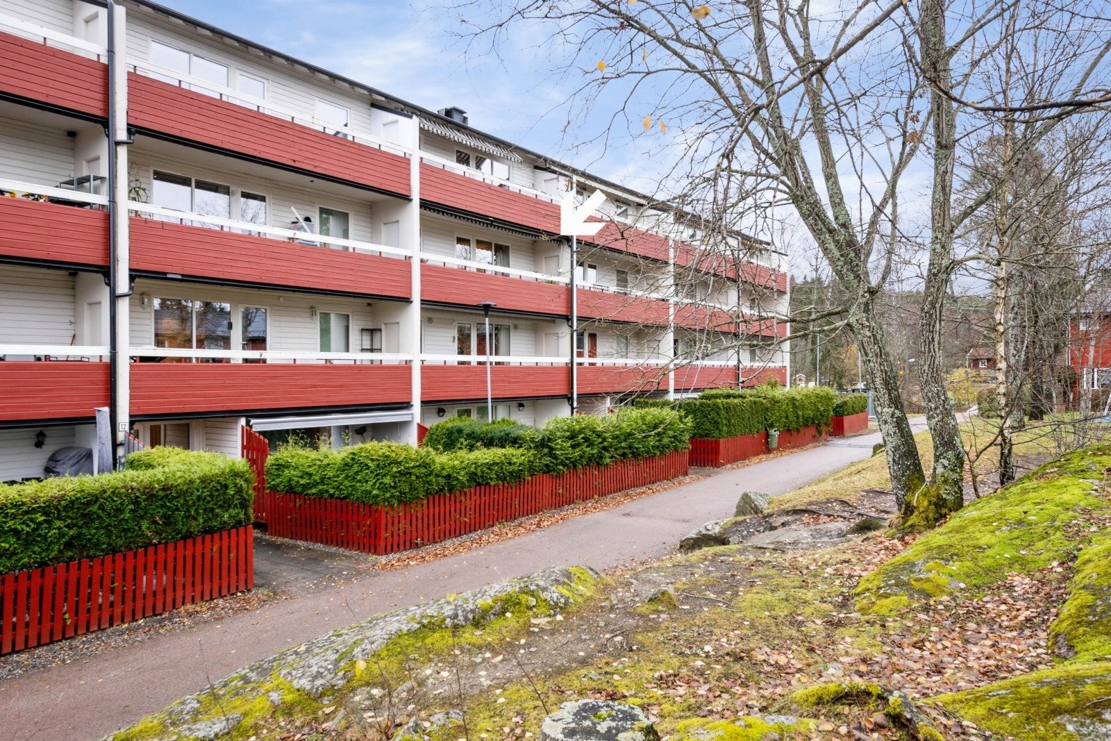 Flott beliggenhet i 3. etasje med vestvendt balkong i utkanten av borettslaget, og marka som nabo. Galleribilde